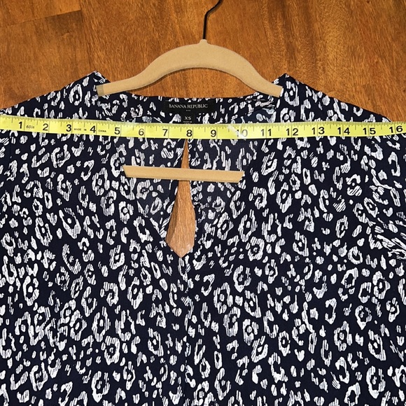 🎉 Host Pick 🎉 Banana Republic hidden button down shirt blue - Picture 7 of 9